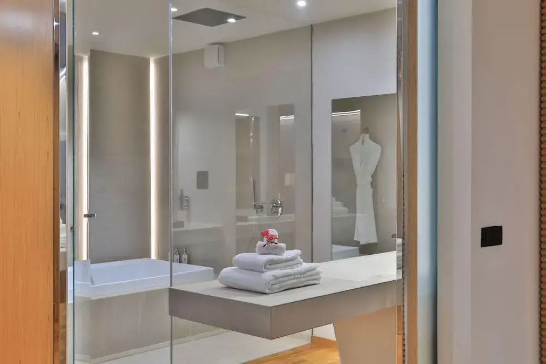 Cinnamon Velifushi Maldives Hotel — a bathroom