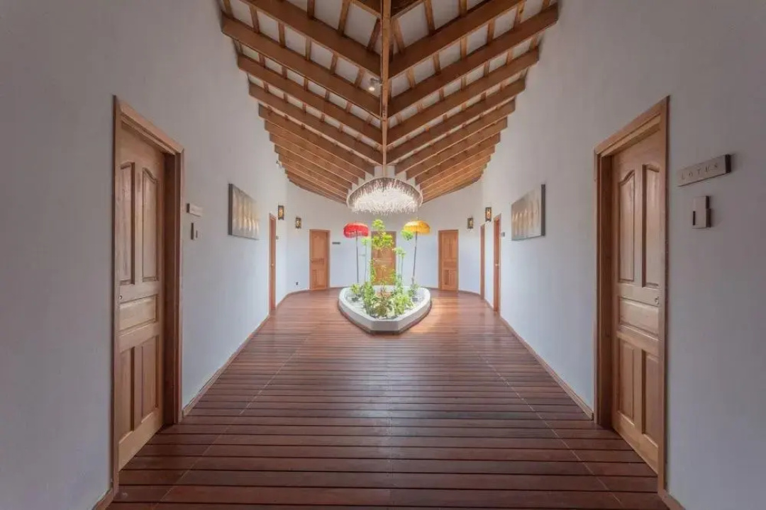 Cinnamon Velifushi Maldives Hotel — a room