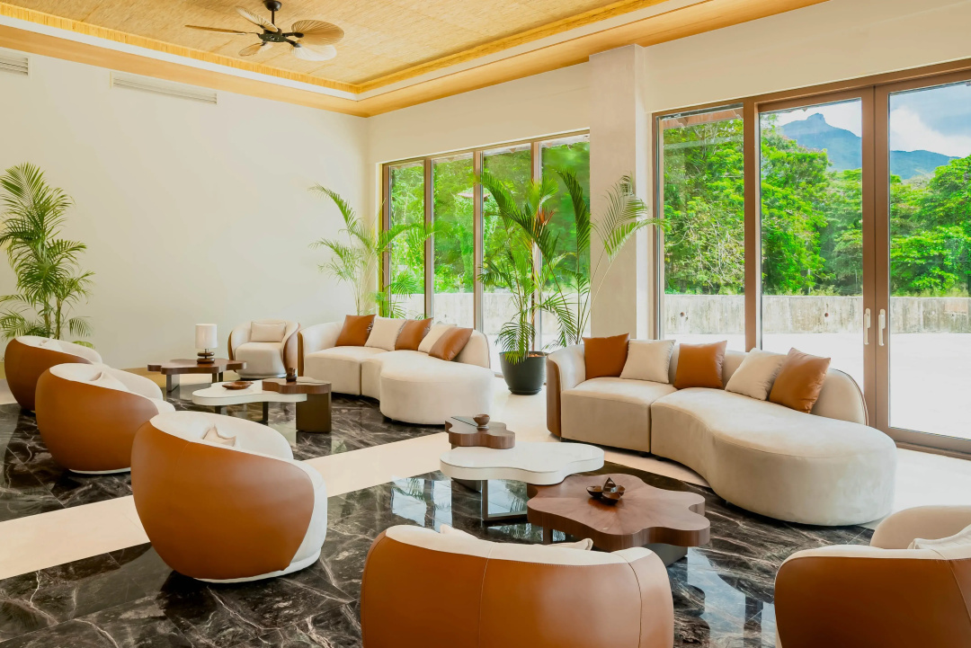 Gardens Hill Resort & Spa Resort — a balcony