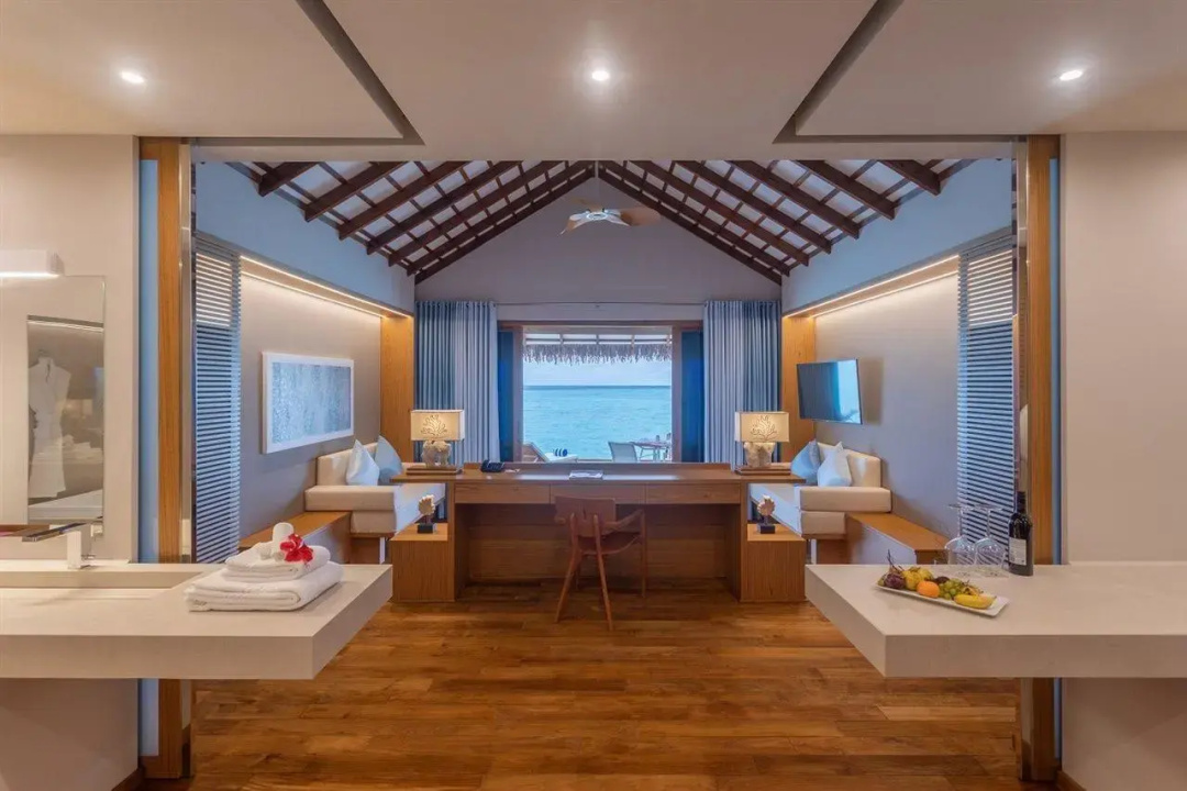 Cinnamon Velifushi Maldives Hotel — a room