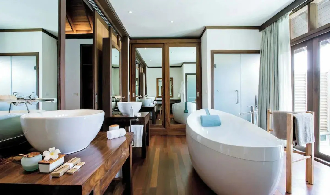Coco Bodu Hithi Resort — a bathroom
