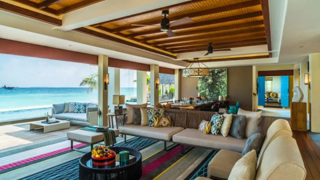 Four Seasons Landaa Giraavaru — a balcony