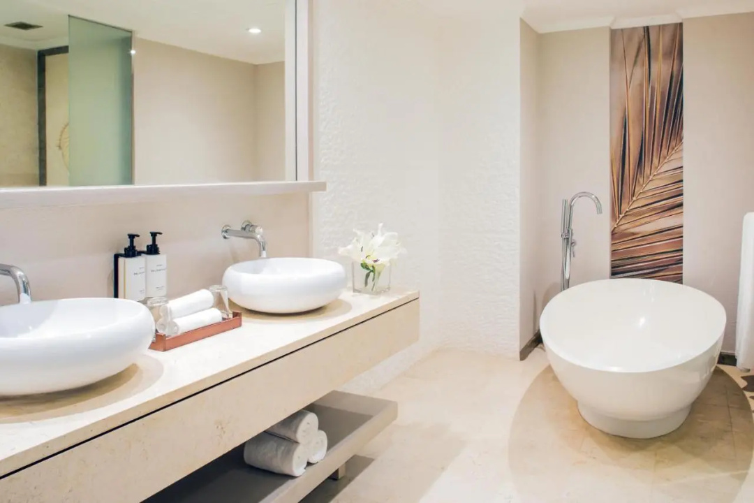 InterContinental Resort Mauritius — a bathroom