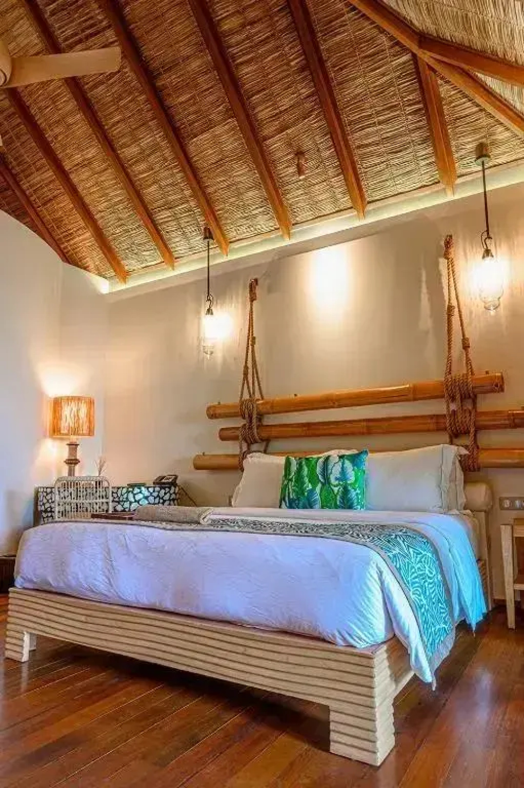 Constance Moofushi All Inclusive Hotel — a room