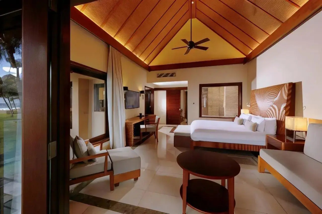 Quadruple Suite Pool Villa oceanfront