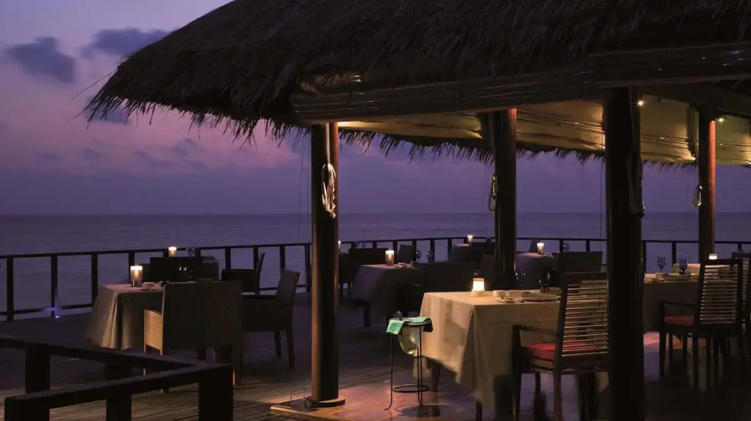 Coco Bodu Hithi Resort — dining