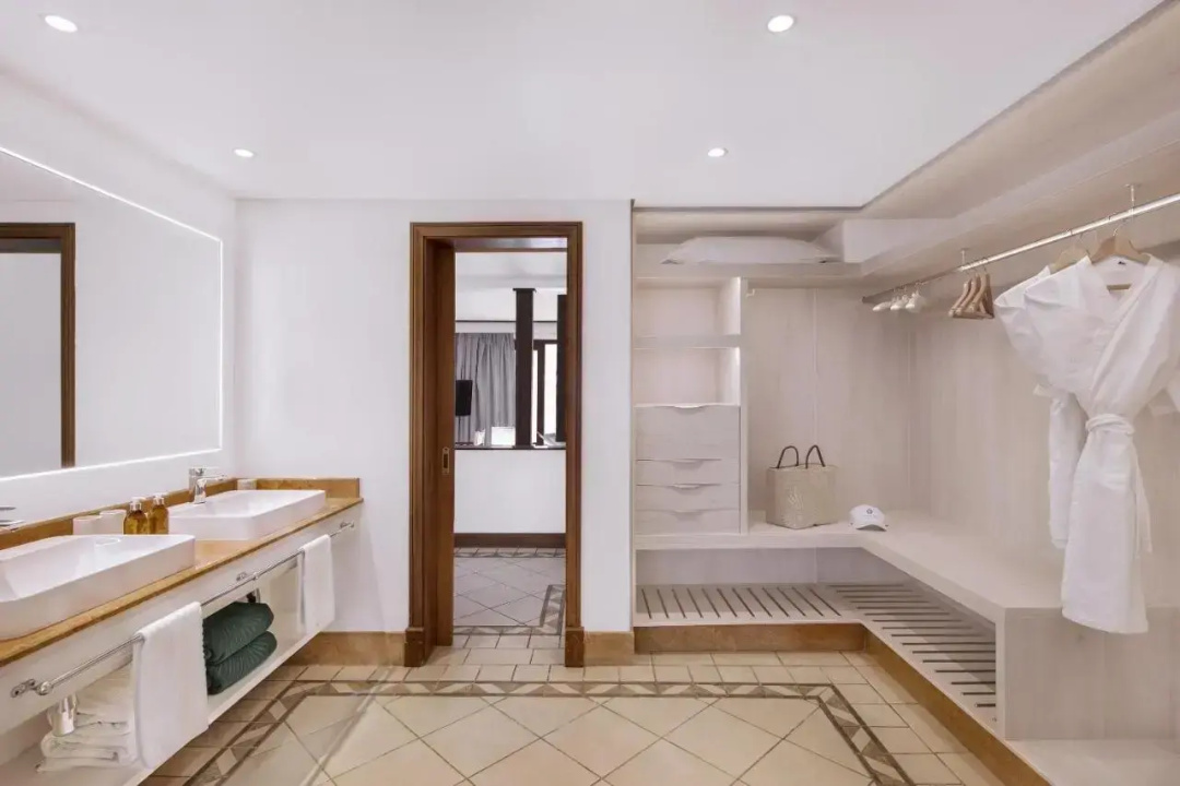 Paradis Beachcomber Golf Resort & Spa — a bathroom