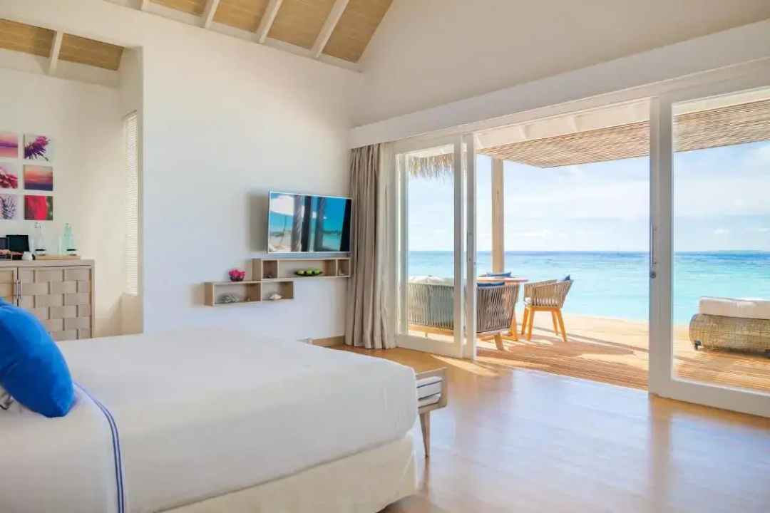 Baglioni Resort Maldives Luxury All-Inclusive — a balcony