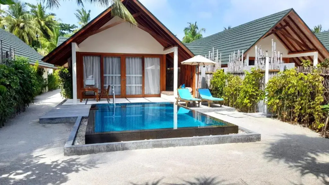 Furaveri Maldives Hotel — the pool