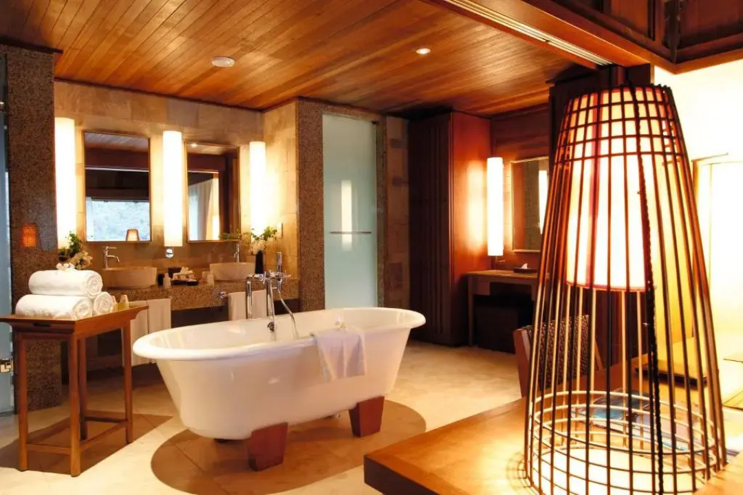 Constance Ephelia Seychelles — a bathroom