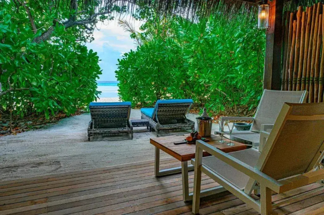 Constance Moofushi All Inclusive Hotel — the grounds