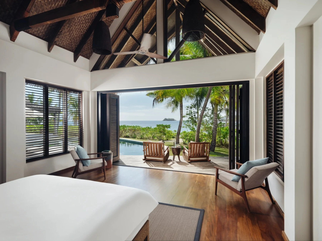 5 Bedrooms Pool Residence beachfront