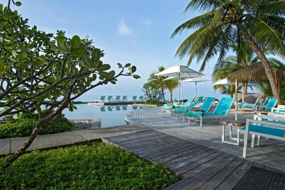 Constance Moofushi All Inclusive Hotel — the beach