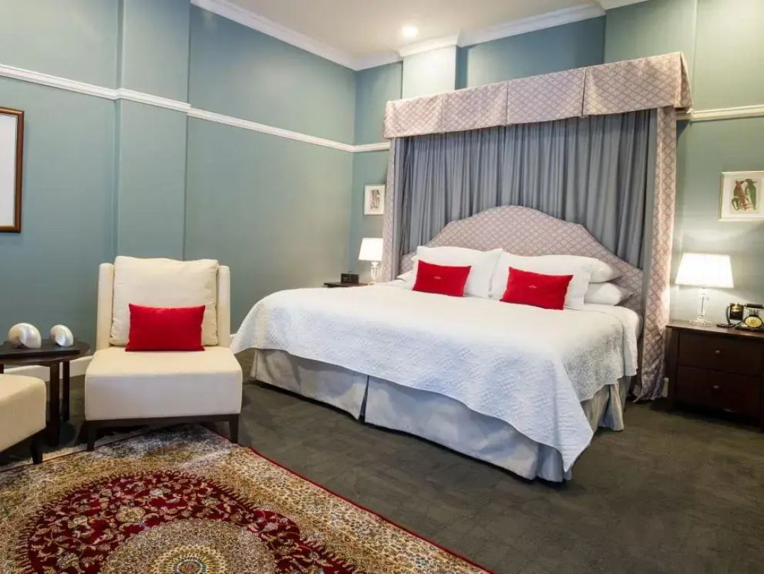 Queen Elizabeth Double Suite