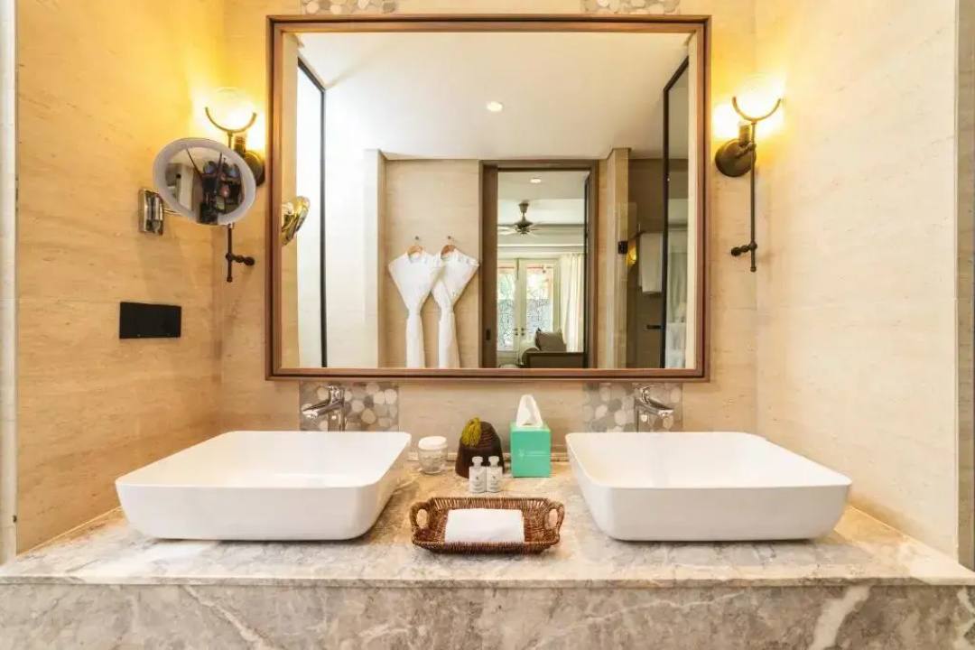 Maradiva Villas Resort & Spa — a bathroom