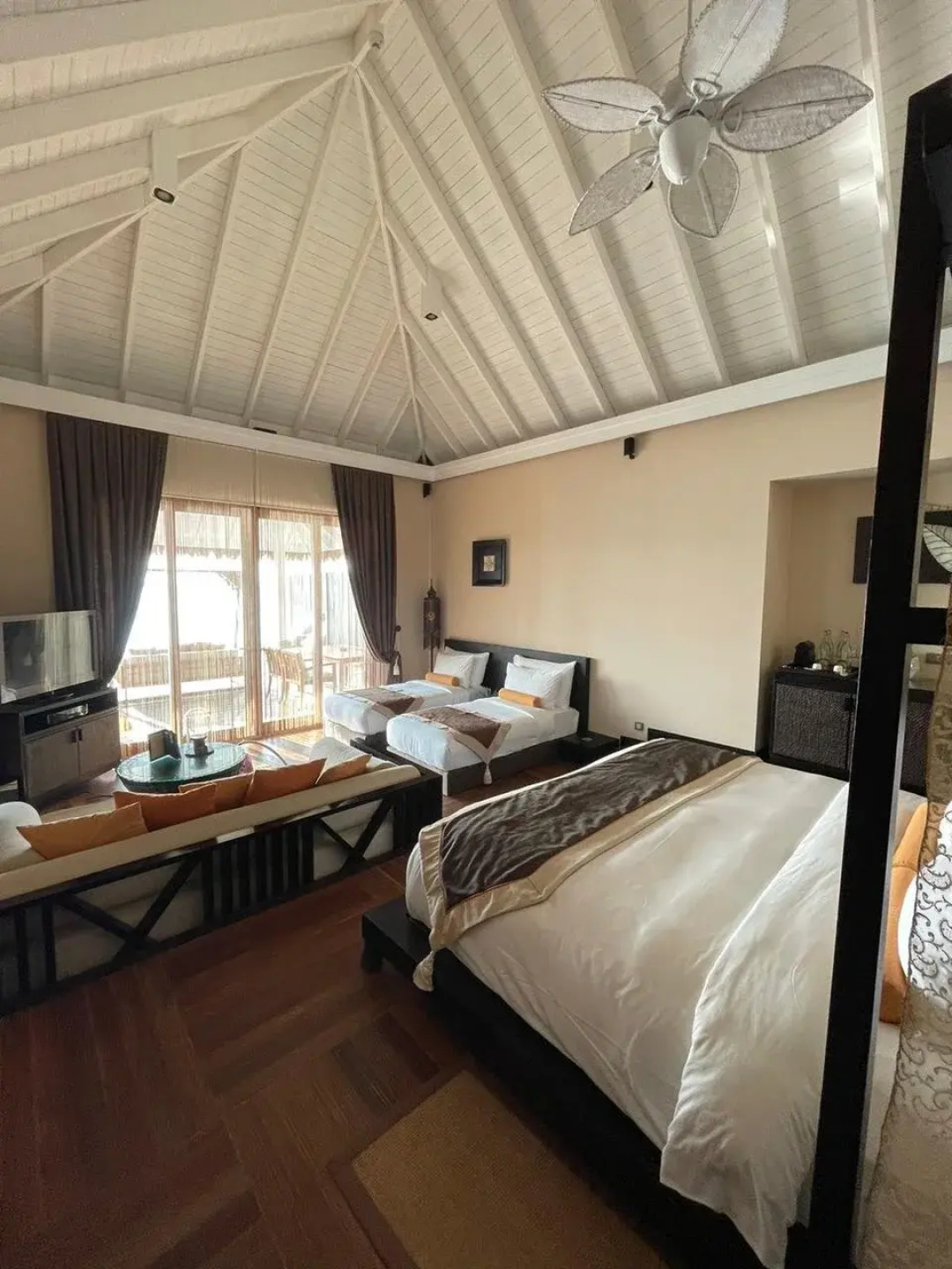 Lagoon Sunset Family Suite