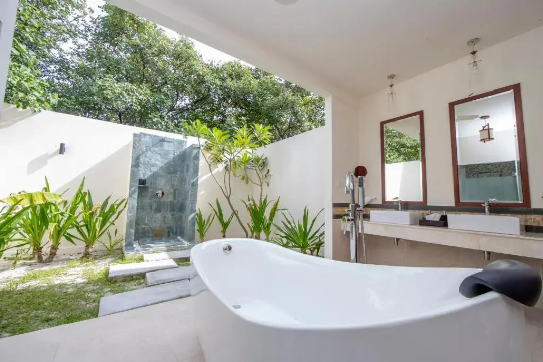 Furaveri Maldives Hotel — the grounds