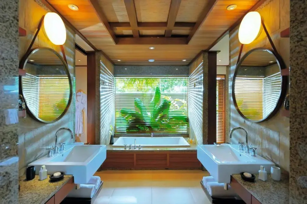 Constance Ephelia Seychelles — a bathroom