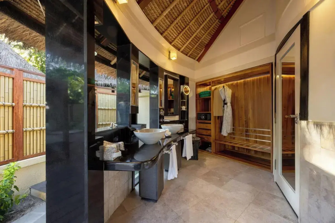 Banyan Tree Vabbinfaru Hotel — the grounds