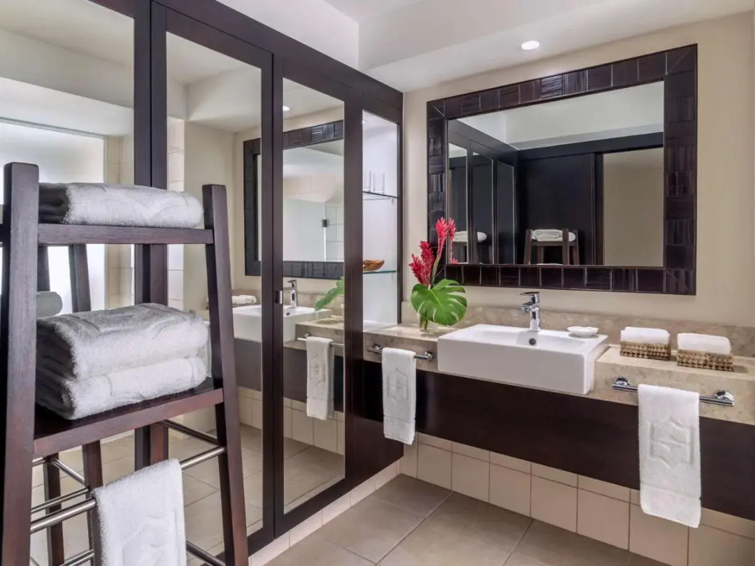 Shangri-La Yanuca Island, Fiji — a bathroom