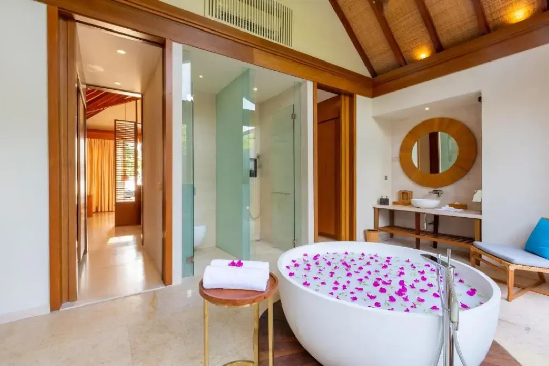 Furaveri Maldives Hotel — a bathroom