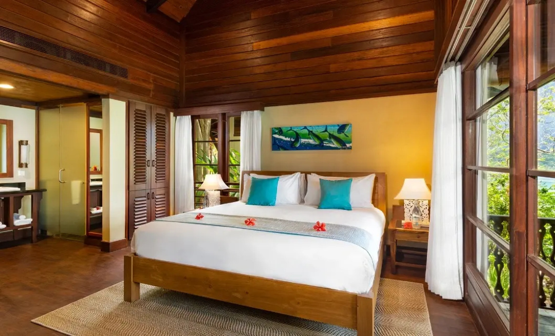 Enchanted Hilltop Lodge Room