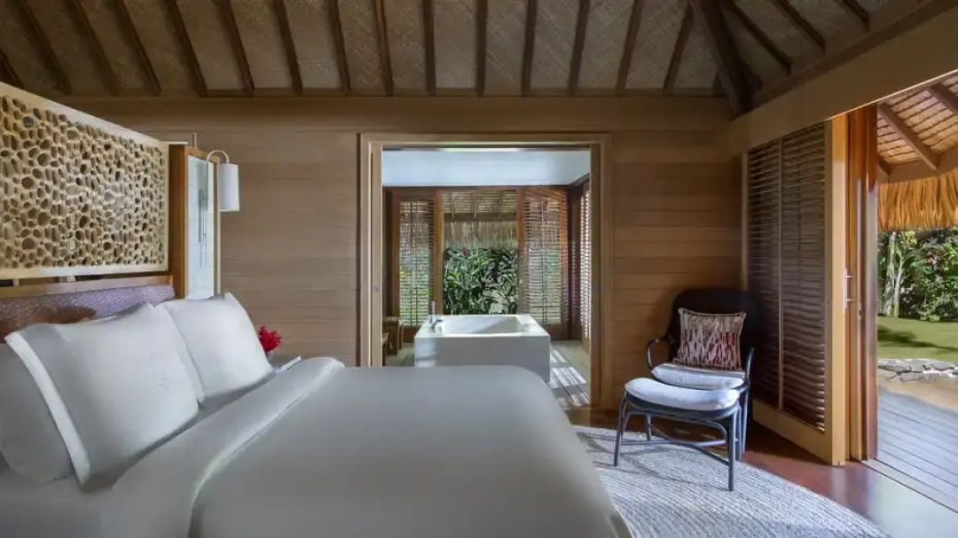 5 Bedrooms Villa beachfront