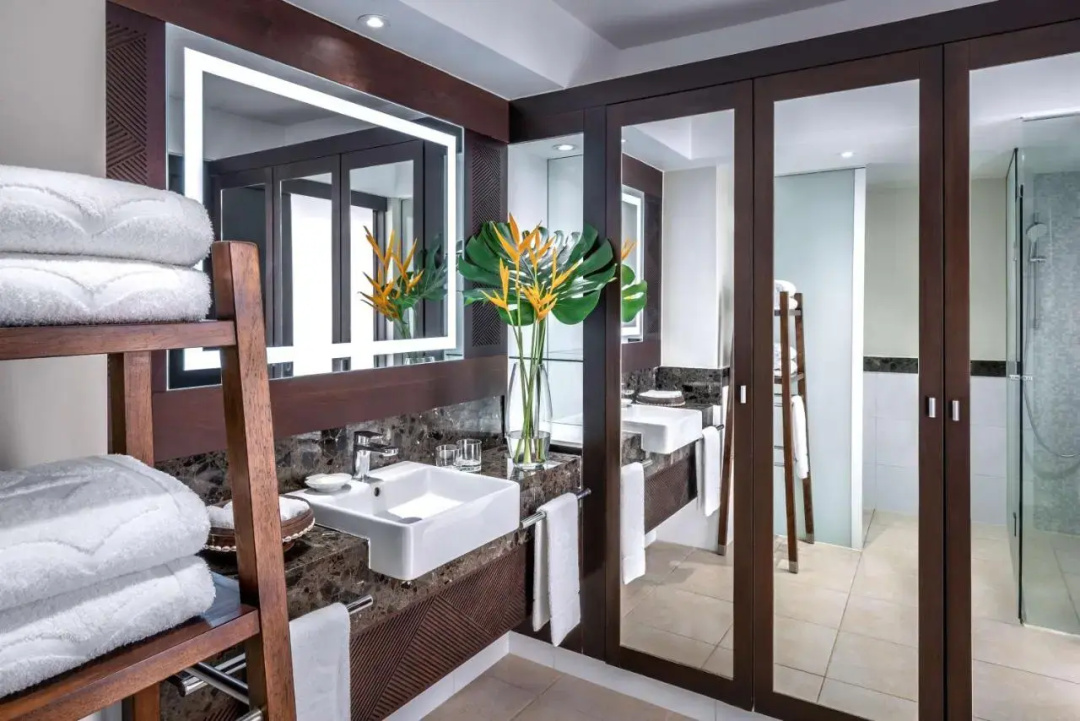 Shangri-La Yanuca Island, Fiji — a bathroom