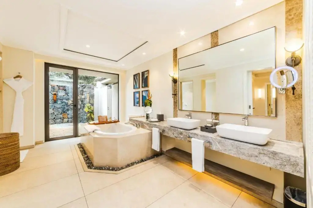 Maradiva Villas Resort & Spa — a bathroom
