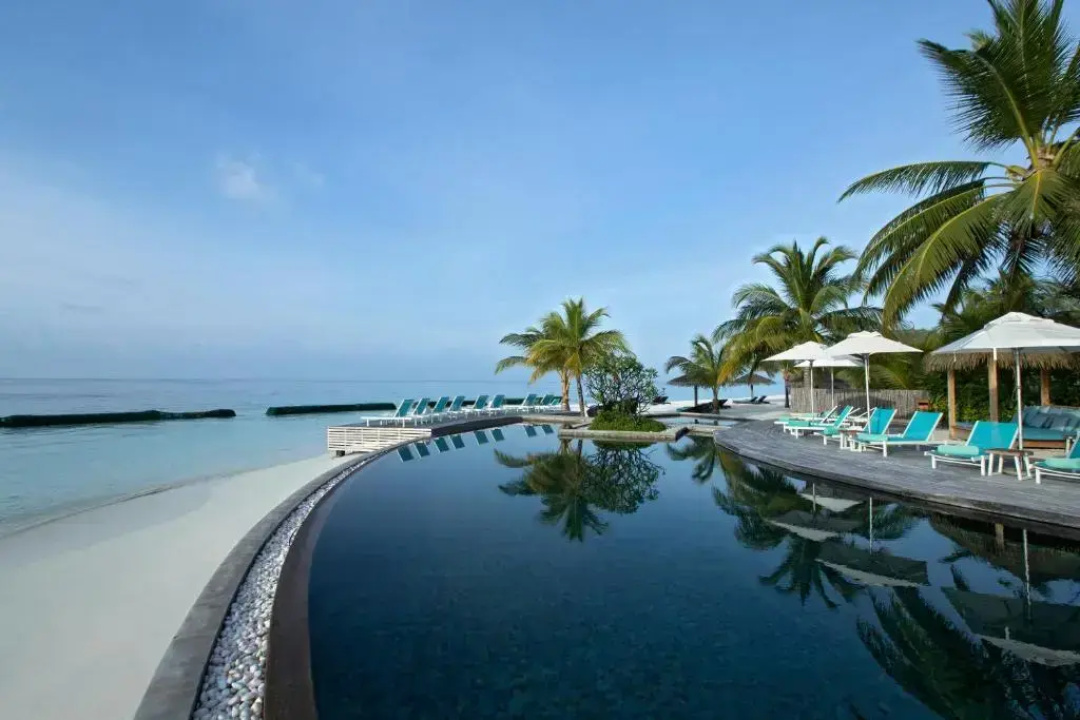 Constance Moofushi All Inclusive Hotel — the beach