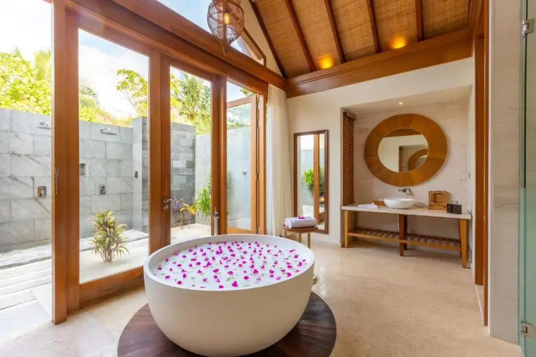 Furaveri Maldives Hotel — the grounds