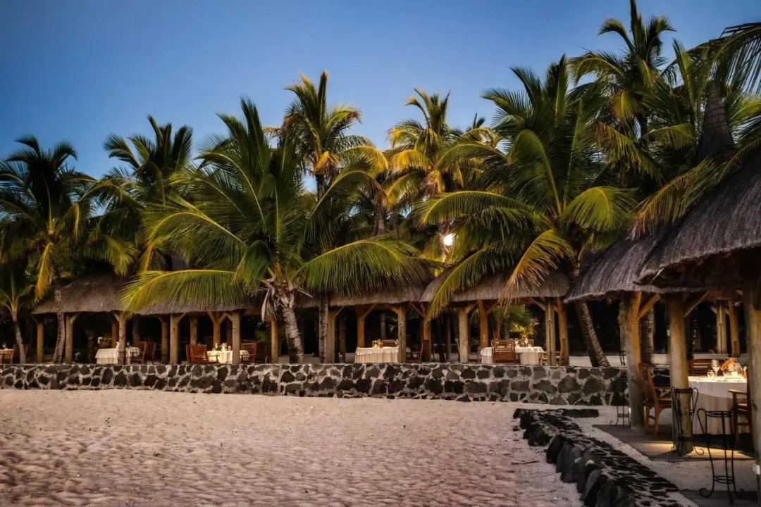 Paradis Beachcomber Golf Resort & Spa — the beach