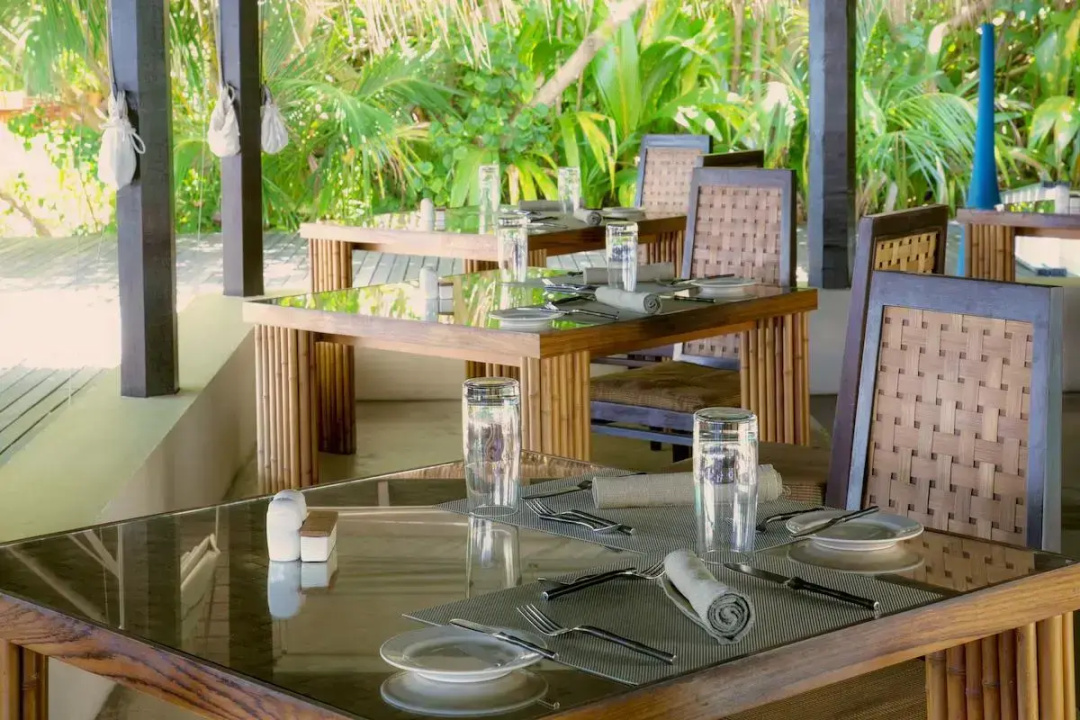 Coco Bodu Hithi Resort — dining