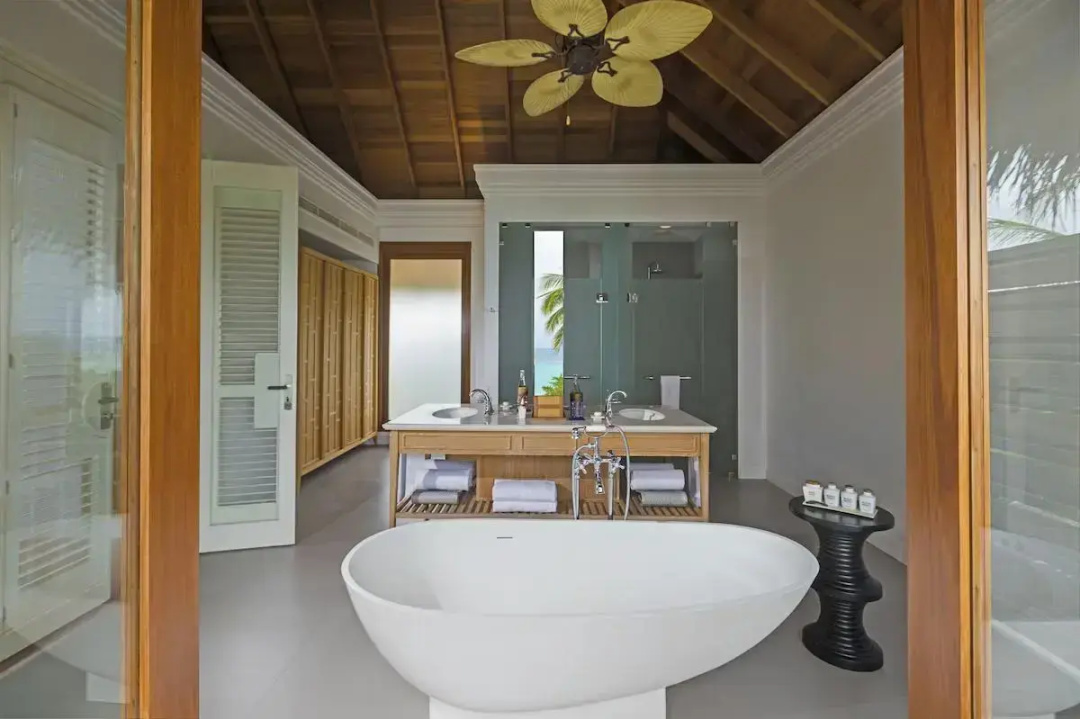 Dusit Thani Maldives Resort — a bathroom