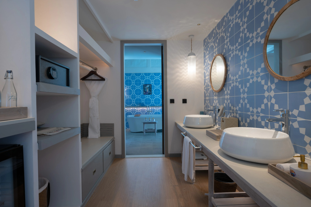 Cora Cora Maldives — a bathroom