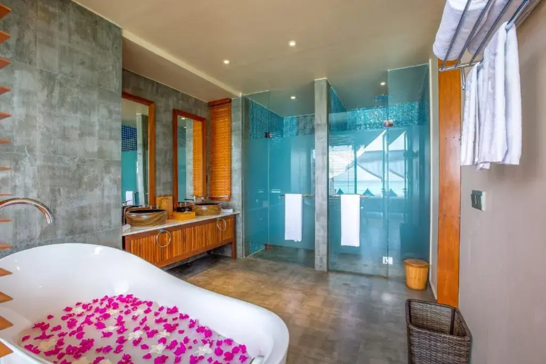 Furaveri Maldives Hotel — a bathroom