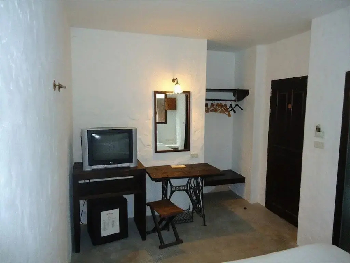 OYO 1103 Pirates House Hotel