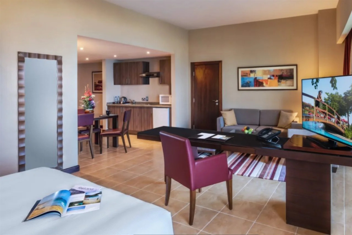 Отель Khalidiya Palace Rayhaan by Rotana 