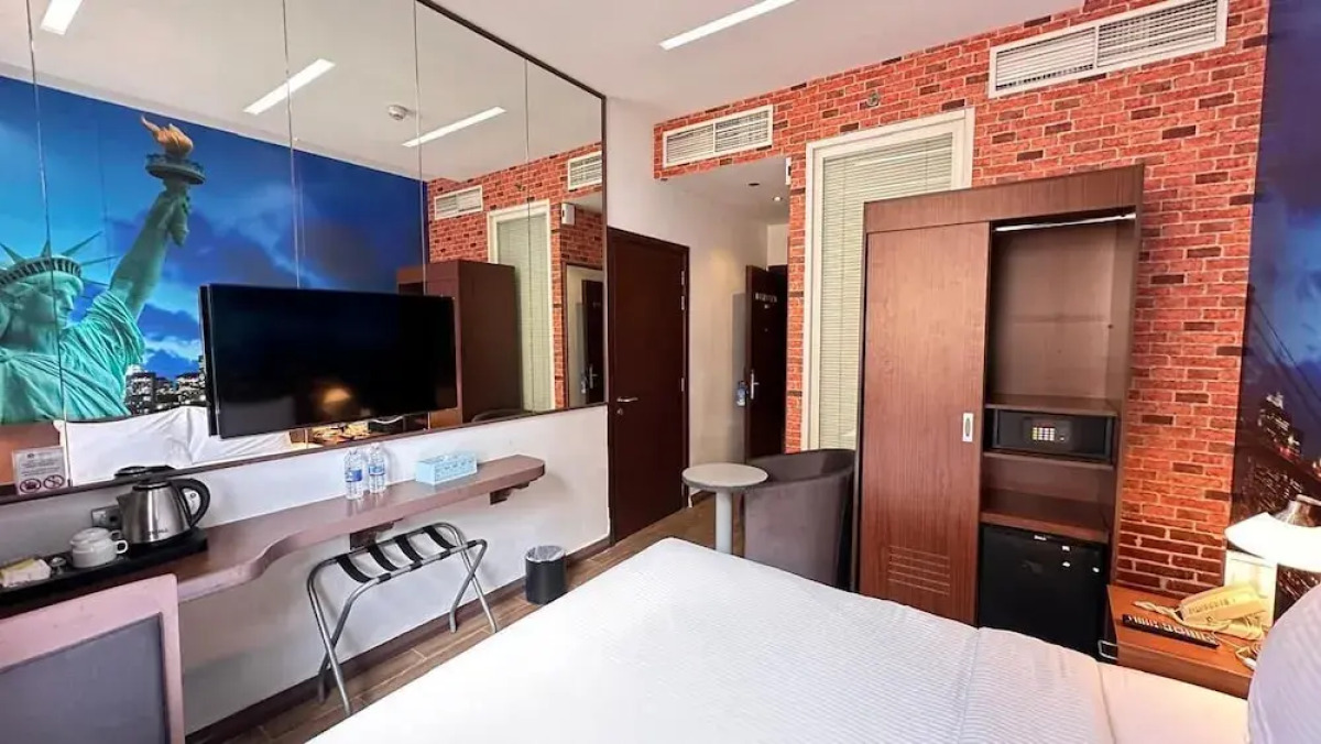 Отель Reflections Hotel