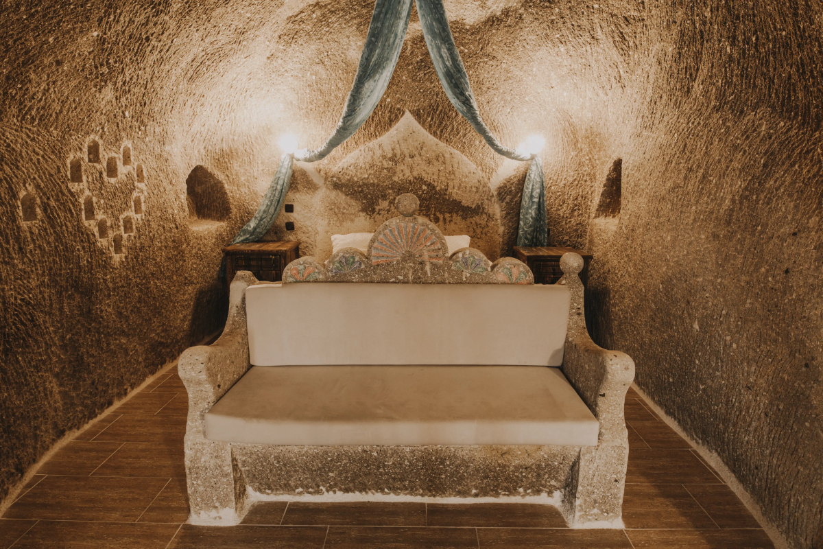 Holiday Cave Hotel