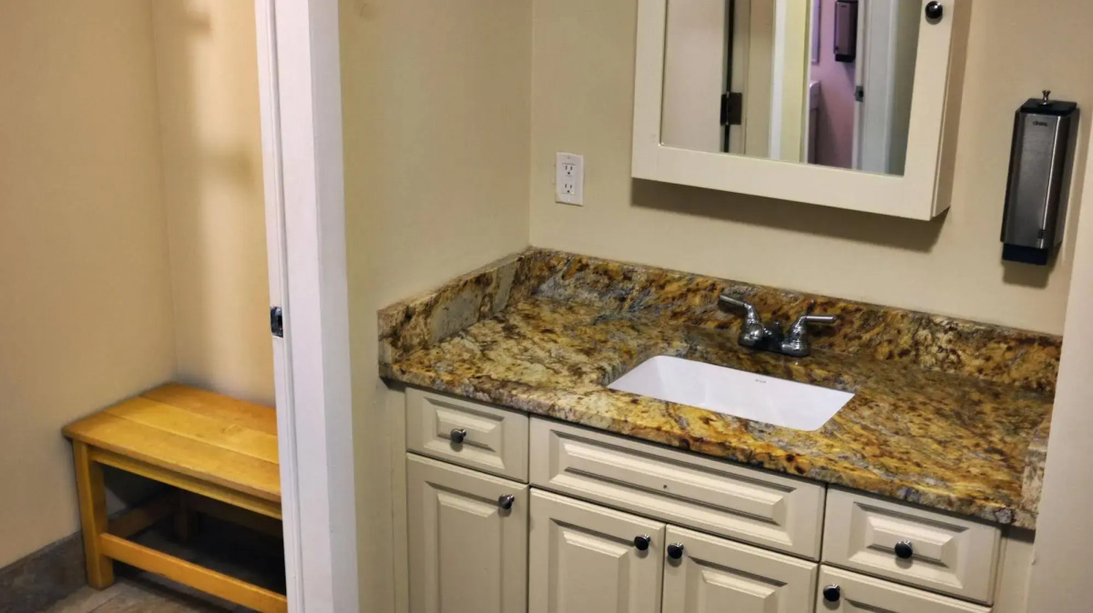 Beds n' Drinks Hostel