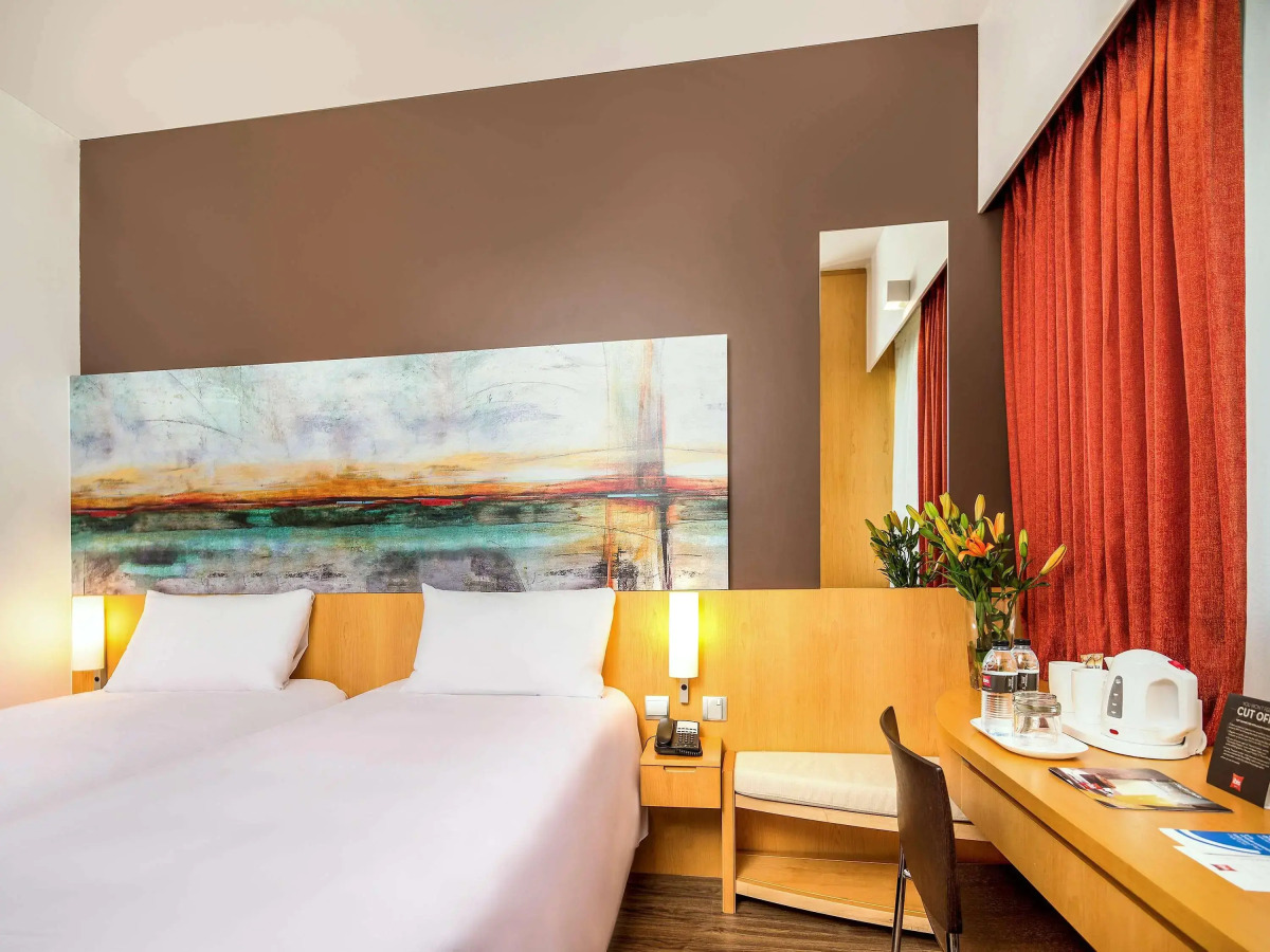 Отель ibis One Central Hotel