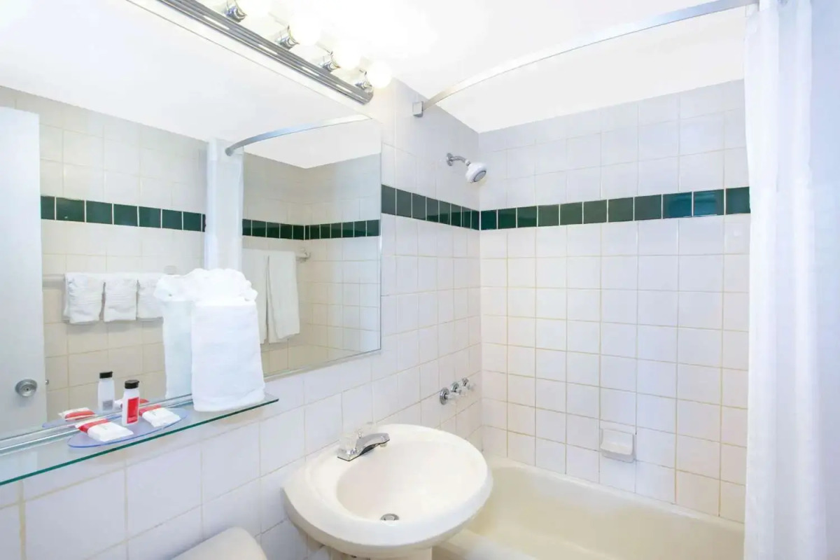 Days Hotel - Thunderbird Beach Resort