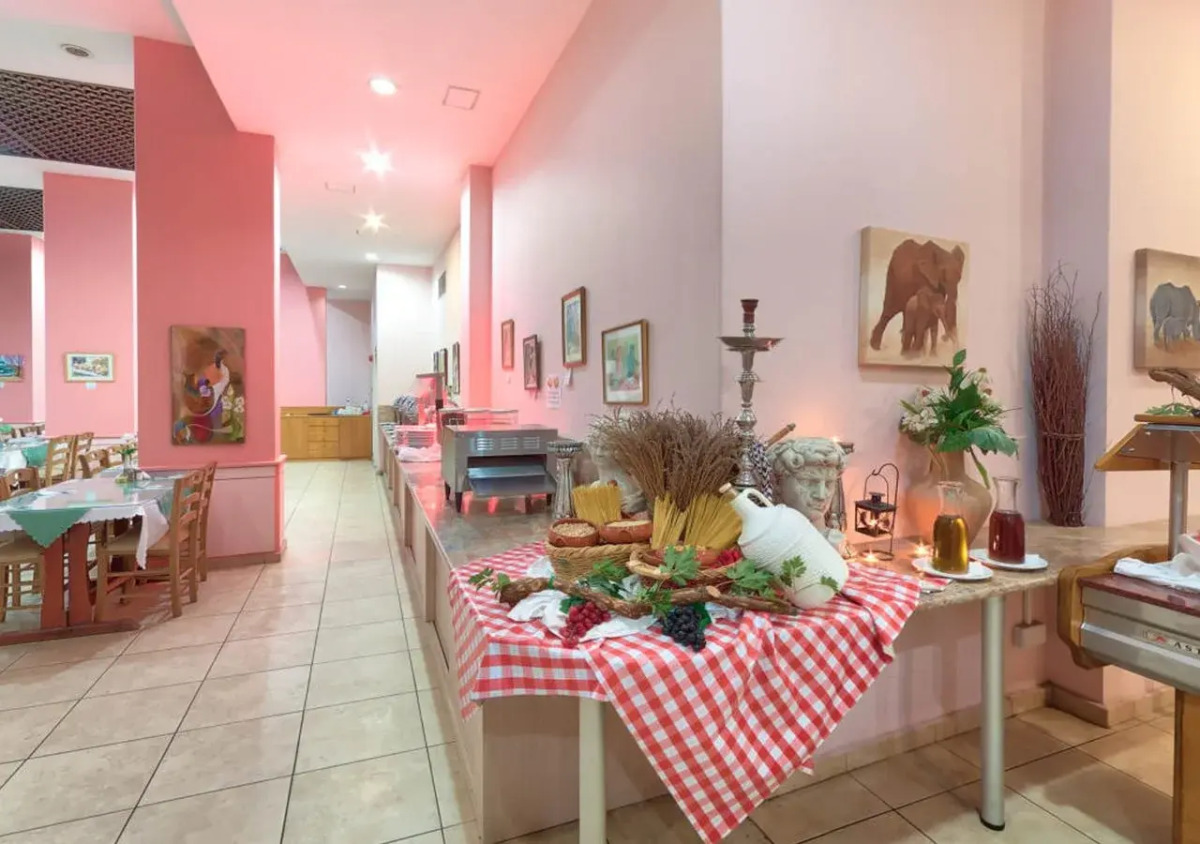 Mackenzie Beach Hotel & Apartments