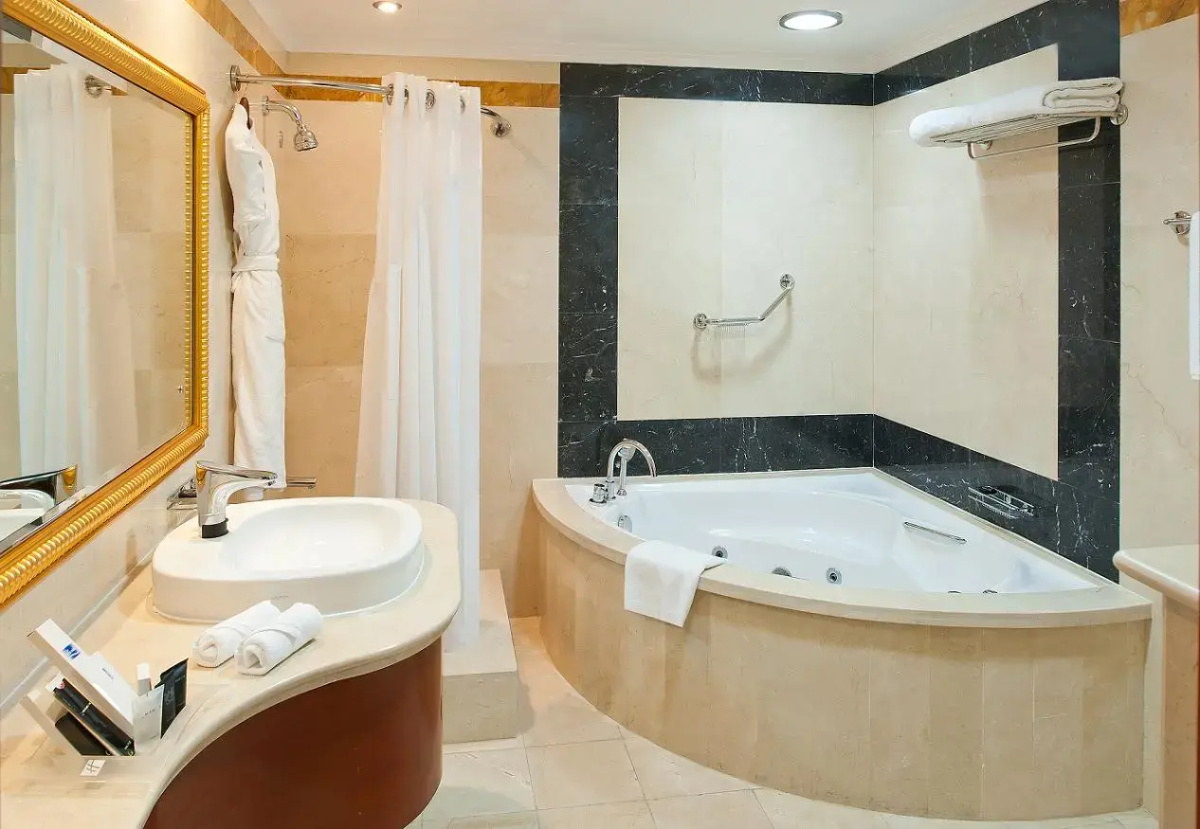 Sunday Hotel Holiday International Dubai