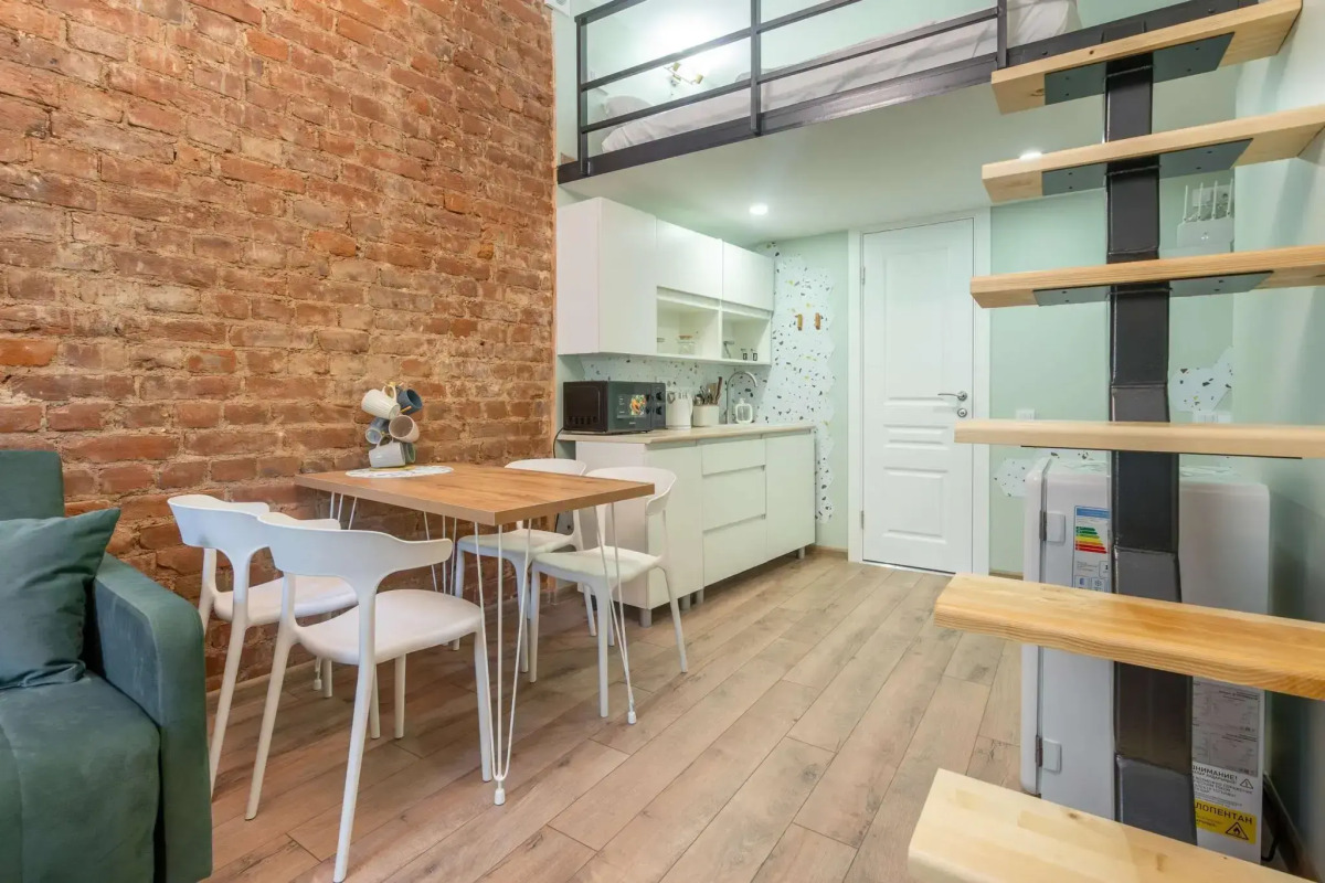 Метры в центре на Греческом проспекте 17