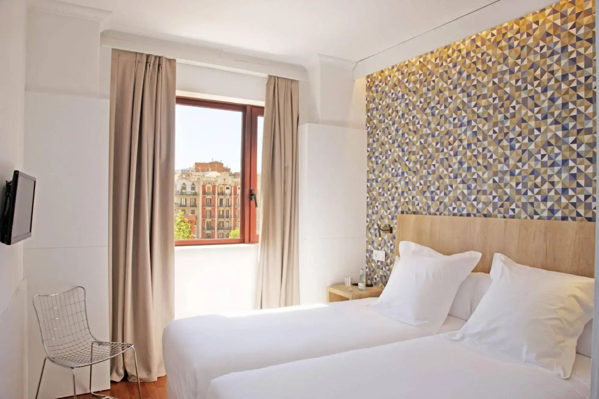 Chic & Basic Velvet Hotel