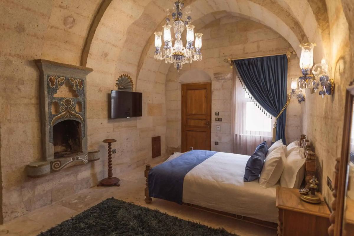 Solo Cave Suites