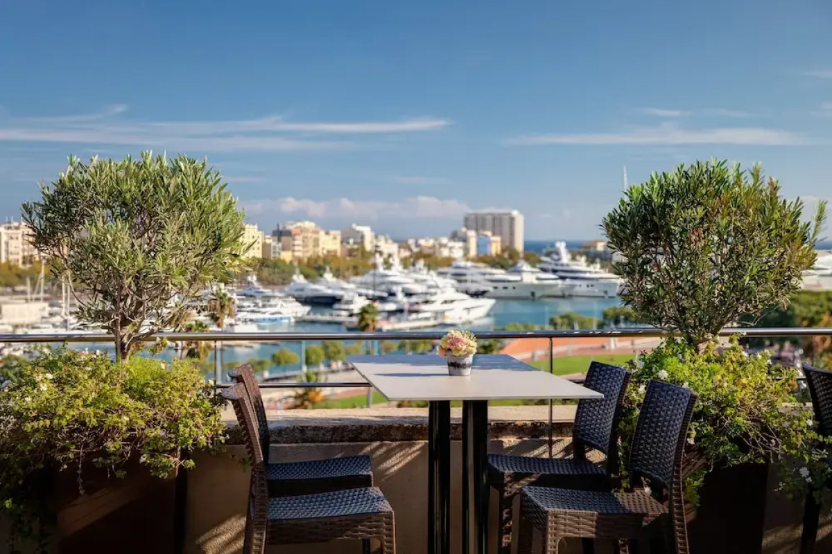 Duquesa Suites Landmark Hotel by Duquessa Hotel Collection