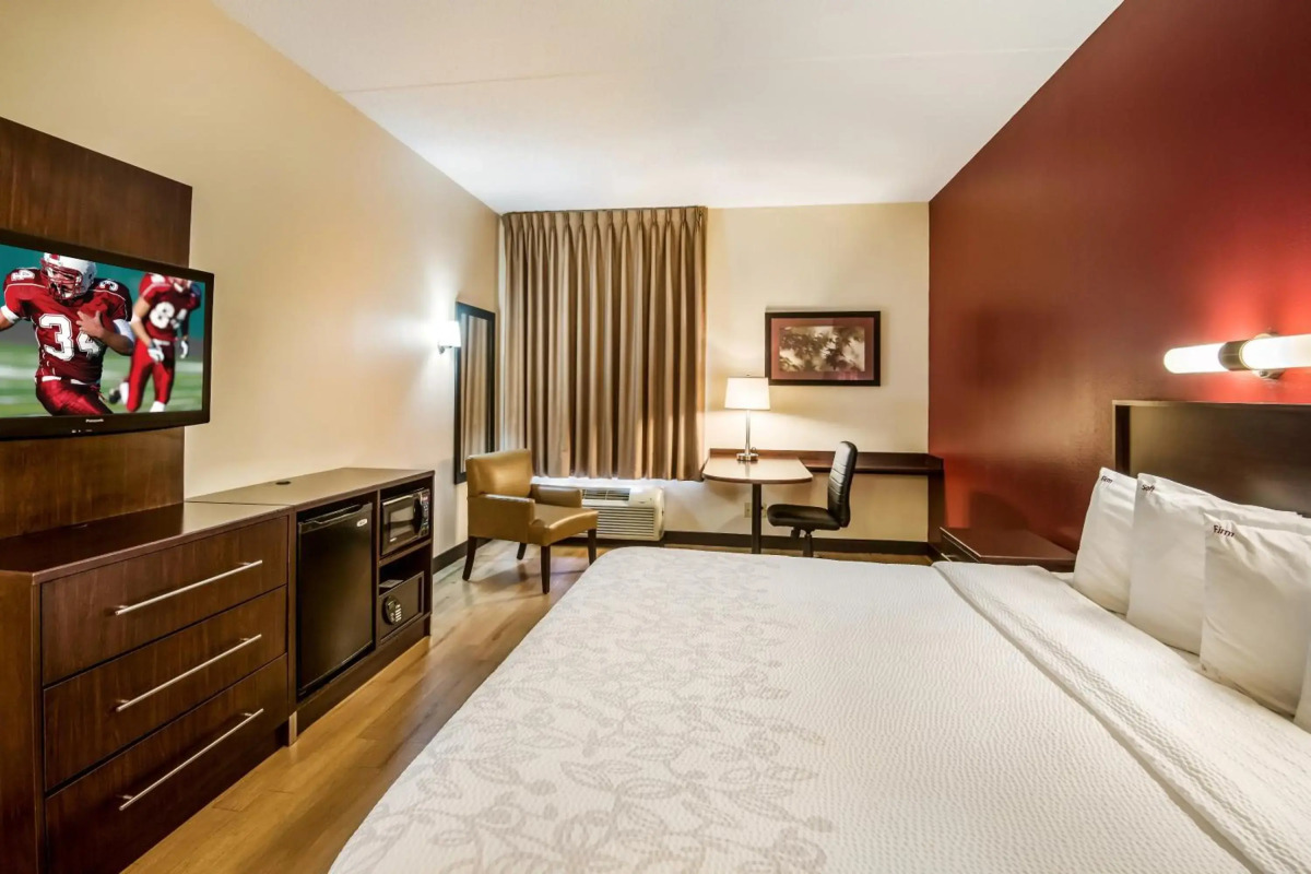 Red Roof Inn PLUS+ Long Island - Garden City